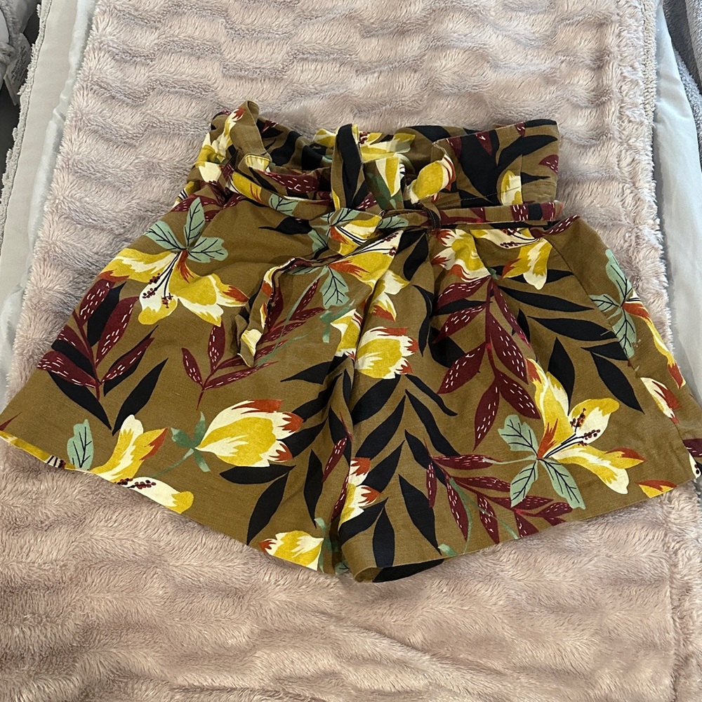 Zara high waist Multicolor Floral Patterned Shorts in mint condition w/ belt tie